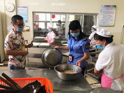 始興“十嚴(yán)查”行動 守護(hù)學(xué)校與幼兒園食堂的食品安全與食鹽關(guān)
